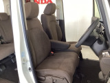 女性でも運転がしやすいように、シートの高さ調整機能(シートリフター)がついています。運転席と助手席の間が空いている為、助手席側への移動がスムーズです。交通量の多い道でも助手席側から乗り降りができます。