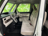運転席に座ると、包み込まれるような安心感があります。操作系の配置も考え抜かれており、直感的に操作できます。快適なドライブをサポートします。