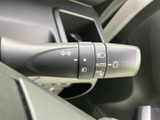 操作しやすいウインカーレバーで、スムーズな車線変更をサポート。ヘッドライトの操作も簡単に行えます。