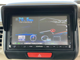 運転席からの視認性に優れた画面配置で、目的地までスムーズに案内。快適なドライブをサポートする頼れる相棒です。