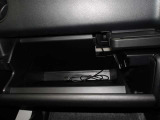 車検証などの収納に便利なグローブボックスです。