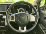 握りやすい形状で、快適な運転操作をサポート。操作性に優れたステアリングで、より安全で楽しいドライブを体験できます。スポーティな印象も与えます。