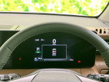 視認性の高いメーター類で、運転に必要な情報を的確に把握できます。落ち着いたデザインが、運転に集中できる空間を演出します。