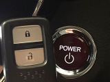 【Hondaスマートキー】カバンやポケットに入れたままでもドアの施錠・解錠が可能なスマートキーを装備。エンジンのオン・オフ時もカギを取り出す必要が無いからとっても便利です♪