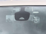 【エマージェンシーブレーキ】走行中に前方の車両等を認識し、衝突しそうな時は警報とブレーキで衝突回避と被害軽減をアシスト。より安全にドライブをお楽しみいただけます。