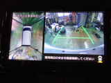 パノラマモニター。車を上から見下ろした映像をナビ画面に表示し、駐車や幅寄せなどの運転操作をサポートする安全支援機能です。