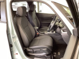 フロント広々、セパレートシートの運転席は、ハイトアジャスターが付いているので、快適にドライブができます。ハンドルはテレスコピック機能で、ハンドル位置を上・下・手前・奥に調節できます。