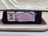 狭い場所での駐車やすれ違いなどでより的確な運転操作に役立つ360&deg;ビューモニターが装備されています。