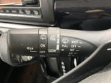 雨天時でもクリアな視界を確保できるワイパーレバー。運転状況に合わせて、最適なワイピングで安全運転をサポートします。