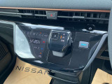 電気自動車およびe-POWER車特有の、軽い操作感なシフトレバー。パーキングブレーキは電磁式です。