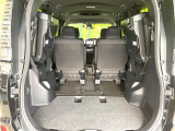 後席を格納すると、これだけの広さが!シーンに合わせたシートアレンジで、大きな荷物も積むことが出来ます♪