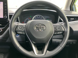 握りやすいステアリング形状で、快適なドライビングをサポート。操作スイッチも配置され、運転中でも直感的に操作できます。上質な素材感も魅力です。