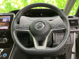 握りやすいステアリングは、快適なドライビングをサポート。操作性にも優れ、スムーズな運転操作を可能にします。