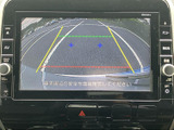 狭い場所での駐車も安心。後方の状況を画面で確認できるので、安全な運転をサポートします。ガイドラインも表示されます。