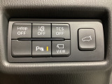 運転席脇のクラスタースイッチ部分にはカメラ切り替えスイッチ、パーキングセンサー、その他走行系スイッチを集中配置しております。