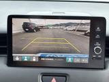 後方確認が容易になり、安全な運転をサポート。狭い道や駐車時も、自信を持って操作できます。