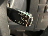 【クルーズコントロール】高速道路もラクラク走行。アクセルを離しても一定速度で走行ができ、長距離運転時の負担を軽減!加速・減速も簡単なスイッチ操作で調整できます。