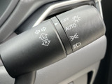 操作しやすい位置に配置されたレバーで、スムーズなウインカー操作が可能です。安全運転に貢献します。