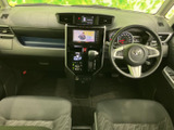 広々とした室内空間で快適なドライブを。運転席からの視界も広く、操作性にも優れています。長距離運転でも疲れにくい設計です。