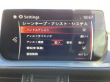 ハンドル操作をアシストすることにより車線からの逸脱回避を支援します。