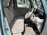 広々とした室内空間で、ゆったりとくつろげます。シートの素材も肌触りが良く、長距離運転でも疲れにくいでしょう。