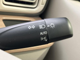 操作しやすいウインカーレバーで、安全確認をスムーズに行えます。日常の運転をサポートする機能です。