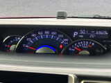 見やすいメーター類で、運転に必要な情報を的確に把握できます。車両の状態をひと目で確認できるので安心です。