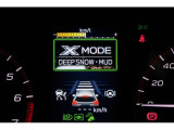 X-MODEは路面に応じてモードを選択するだけで4輪の駆動力やブレーキなどを最適にコントロール。悪路からのスムーズな脱出をサポートします。