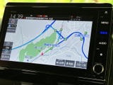 見やすい地図表示で、運転中のナビゲーションをサポート。スムーズなルート案内で、目的地まで安心です。