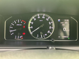 視認性の高いメーター類で、運転状況をしっかり把握できます。必要な情報が一目でわかるので、運転に集中できます。走行距離もご確認ください。