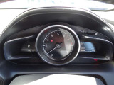 必要な情報を確認しやすいメーターまわりです。運転中の見やすさもポイントです。