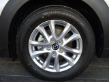 足元は純正サイズ215/60R16 タイヤはブリヂストン TURANZA T001 2022年製。ホイールは純正16インチアルミホイール。大きく見えるよう彫刻的なデザインを採用しています。