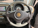手に馴染むステアリングは、運転操作をより快適にします。操作性も高く、スムーズなハンドリングをサポートします。