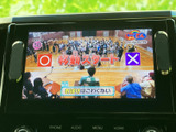 多彩な映像コンテンツを楽しめるモニター。移動時間を有効活用できます。後席の乗員も快適に過ごせるでしょう。