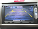 バックカメラの画像です。ガイドラインがスムースな車庫入れをサポートいたします。車庫入れの安心感がアップしますね。