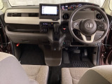 車内は光触媒抗菌消臭施工済です。インパネ周りはスタイリッシュなデザインで機能や装備も充実しています。グローブボックスやカップホルダーのほかにトレーなどたくさんの収納スペースが付いています。