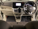 車内は光触媒抗菌消臭施工済です。インパネ周りはスタイリッシュなデザインです。グローブボックスやカップホルダーのほかにトレーなどたくさんの収納スペースが付いています。