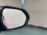 【ブラインドスポットモニター】隣の車線を走る車両をレーダーで検知し、ドライバーでは見えない四角に存在する車両を検知するとドアミラーに搭載されたインジケータが点灯します