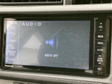 お気に入りの音楽を車内で手軽に楽しめます。様々なソースに対応し、快適なドライブを演出してくれるでしょう。音質の高さも魅力です。