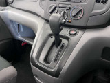 操作が簡単なシフトレバーですのでストレスなく運転が出来ますよ!エアコンはダイヤル式のマニュアルエアコンです!