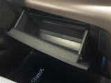 【グローブボックス】車検証、サングラスやCDなど小さい荷物が収納できるので車内を綺麗に整頓できますね。