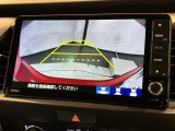 リバースギアに入れるだけで後方の表示へ切り替わります。夜間や雨の日の駐車も楽になりますよ。