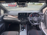 すっきりした運転席周りにはナビやエアコンの操作パネルを設置しておりますので、お一人での運転でもご安心できます。