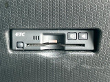 【ETC】有料道路を利用する際に料金所で停止することなく通過できる、ETC車載器(ノンストップ自動料金収受システム機器)が装備されています。セットアップを行うことで利用可能になります。