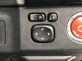 電動格納式ドアミラー付き。駐車場へ停めた時に、ボタン一つで左右のドアミラーをたたむ事ができます。