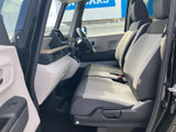 ドライバーの視界を妨げない、広々とした室内空間。操作性にも優れた、快適な運転環境です。