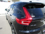 後方から見た際には、ワイドで安定感のあるスタンスを演出し、XC40ならではの存在感を放ちます。