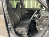 乗降がしやすい運転席。高さが調節できて小柄な方でも運転しやすいポジションをとることができます。