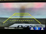 【バックカメラ】運転が苦手な方も車庫入れラクラクです!ギアをリバースに入れれば自動的に切り換わりますので、面倒な操作は不要です♪狭い駐車場もお車を傷つけず安心ですね!