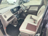運転席からの視界は広く、運転操作もスムーズに行えます。洗練された内装デザインが、上質な空間を演出します。快適な運転体験を。